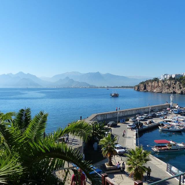 Das Bild zeigt den Hafen von Antalya an der türkischen Riviera.