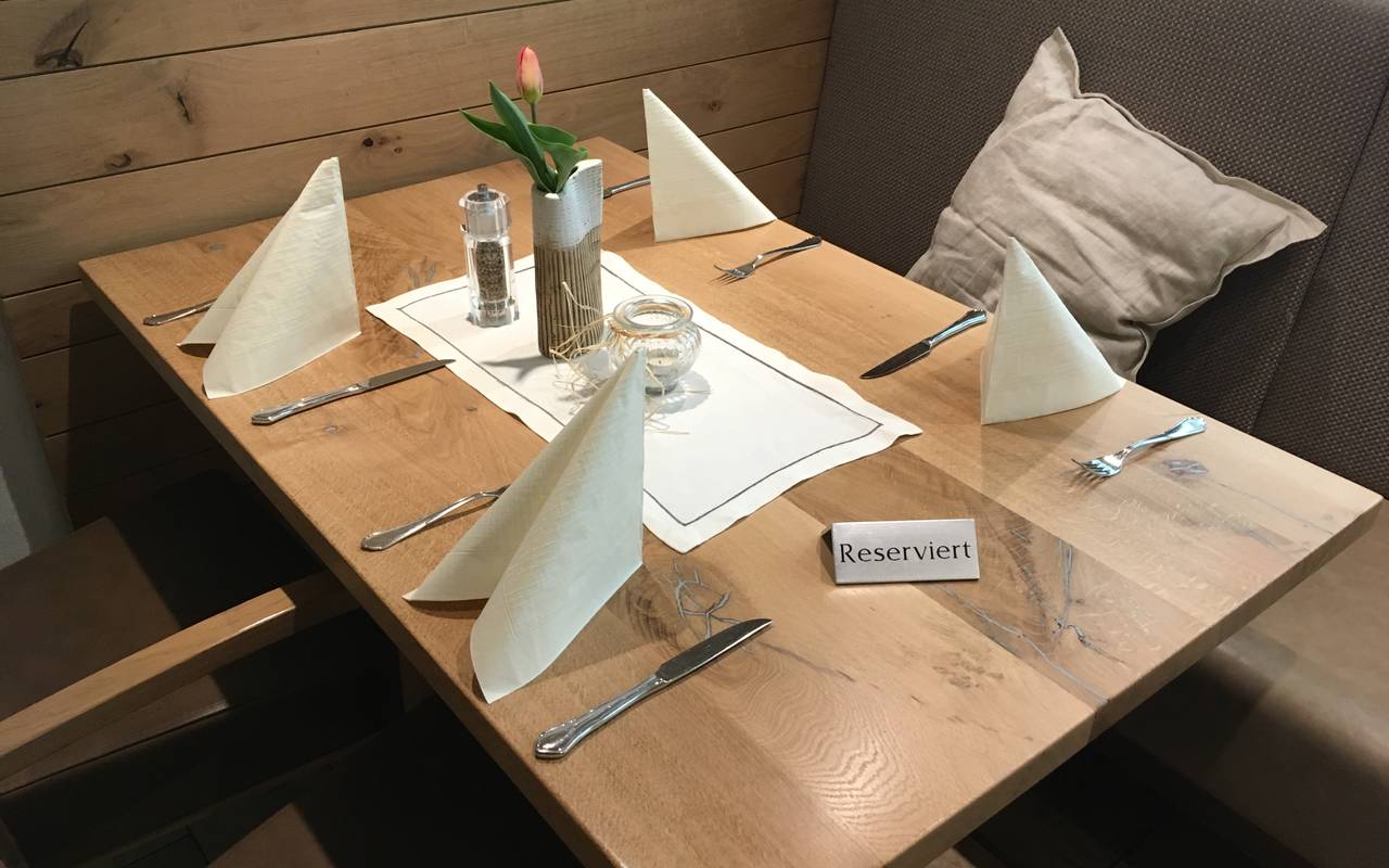 Gedeckter Tisch mit dem Schild "Reserviert" drauf. Aufgenommen im Landhotel Hoffmann in Rumbeck.