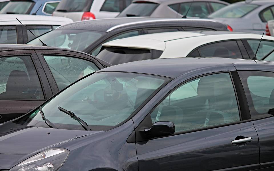 Autos auf Parkplatz.