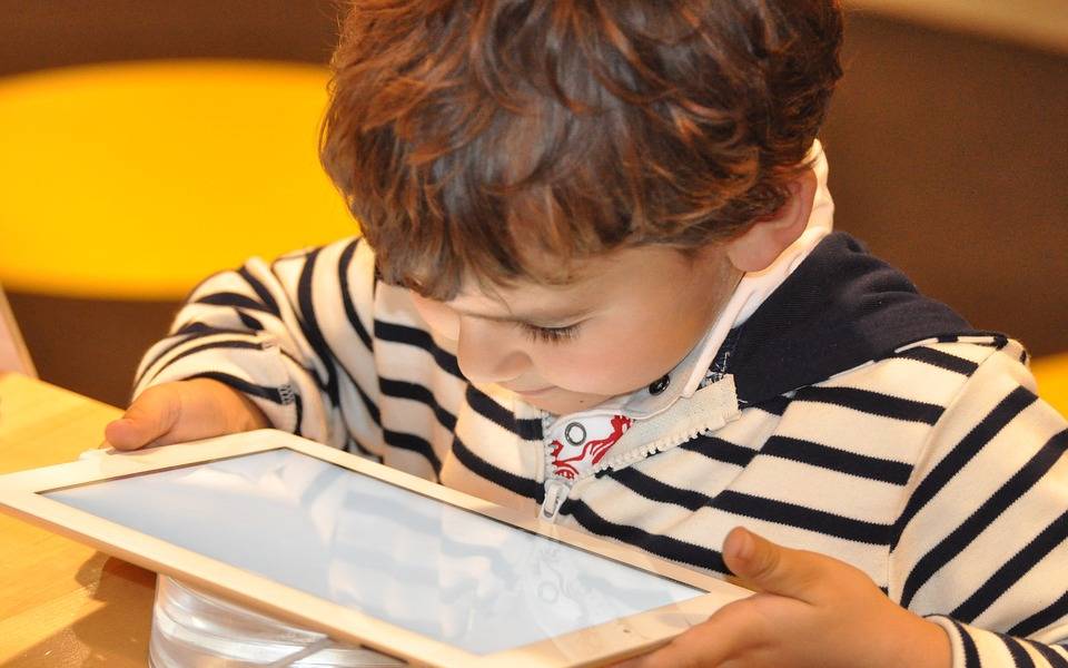 Kind mit Tablet