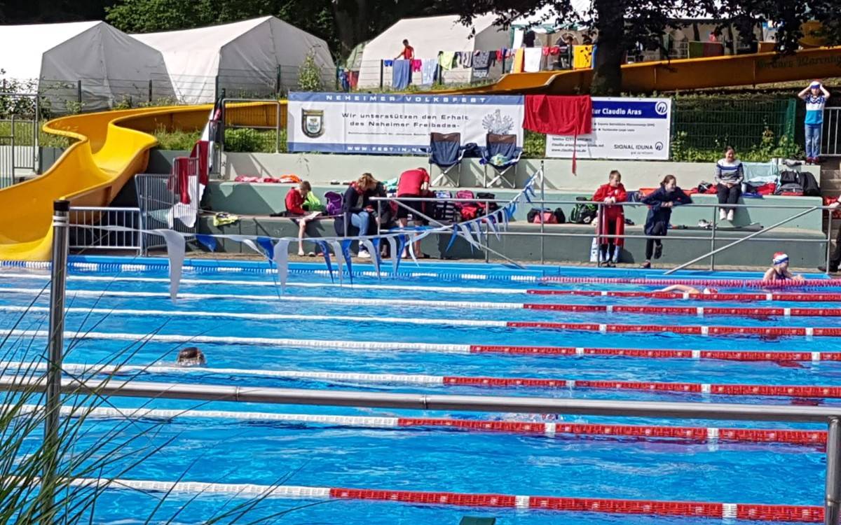 Einschwimmen beim Pfingstschwimmfest des SV Neptun Neheim-Hüsten in Neheim.