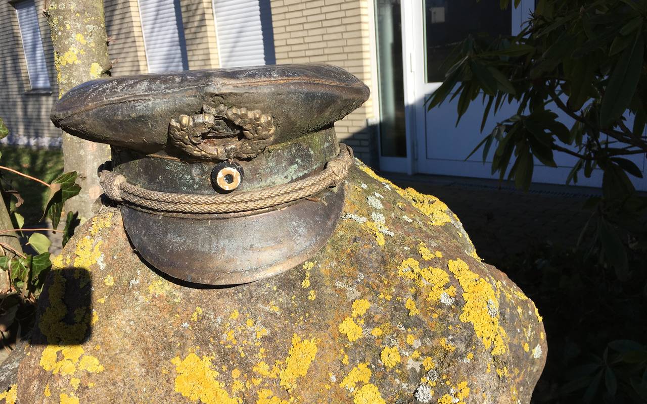 Schützenhut aus Bronze (?) / Metall vor der Schützenhalle in Brilon-Madfeld (2019).