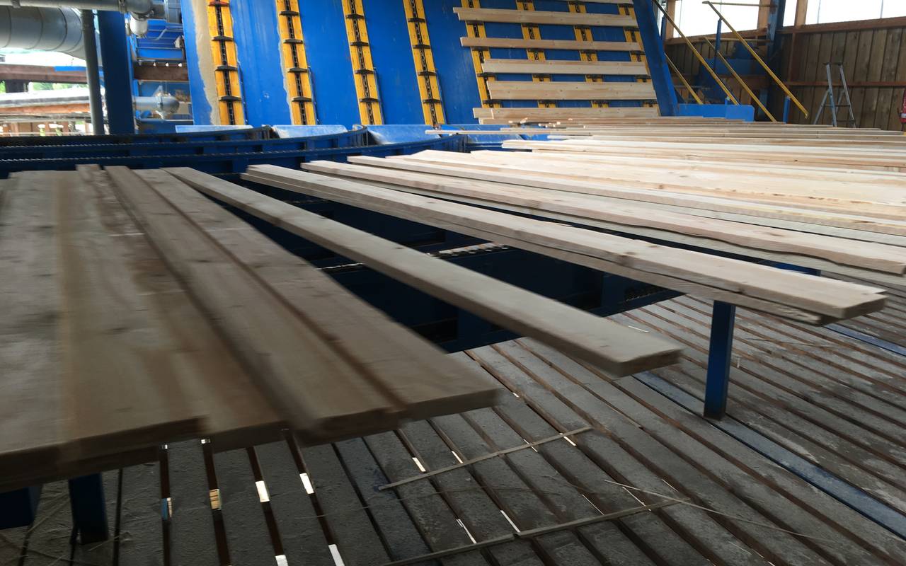 Die Fichtenbretter rollen übers Fliesband raus aus der Produktion im Sägewerk in Bremke.