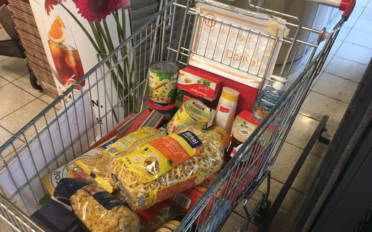 Ein Warenkorb der Mescheder Tafel in einem Mescheder Supermarkt; die Tafel hat mit der Aktion "Ein Teil mehr" in der Vorweihnachtszeit Lebensmittel gesammelt.