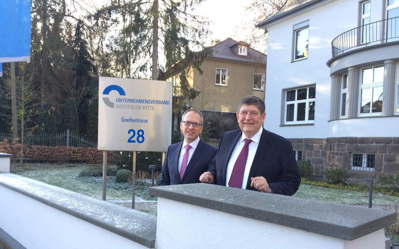 Die Spitze des Unternehmensverbands Westfalen-Mitte: Präsident Egbert Neuhaus (rechts) und Geschäftrsführer Dr. Volker Verch (im Janaur 2017).