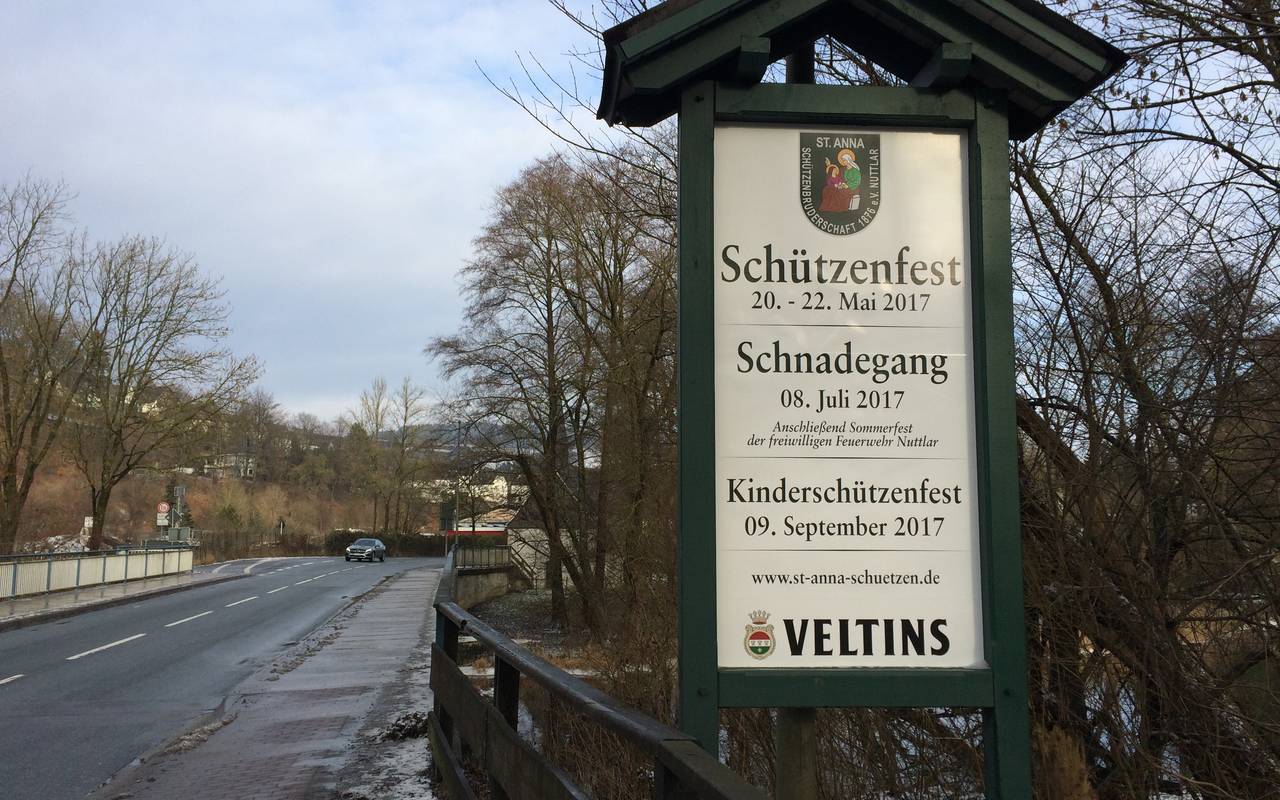 Das Schild stand bereits Anfang Januar 2017 an der B7 in Nuttlar.