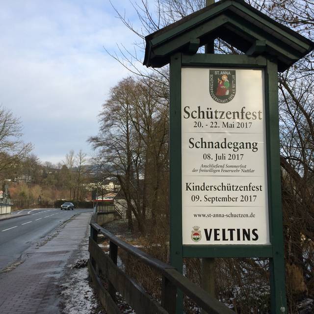 Das Schild stand bereits Anfang Januar 2017 an der B7 in Nuttlar.