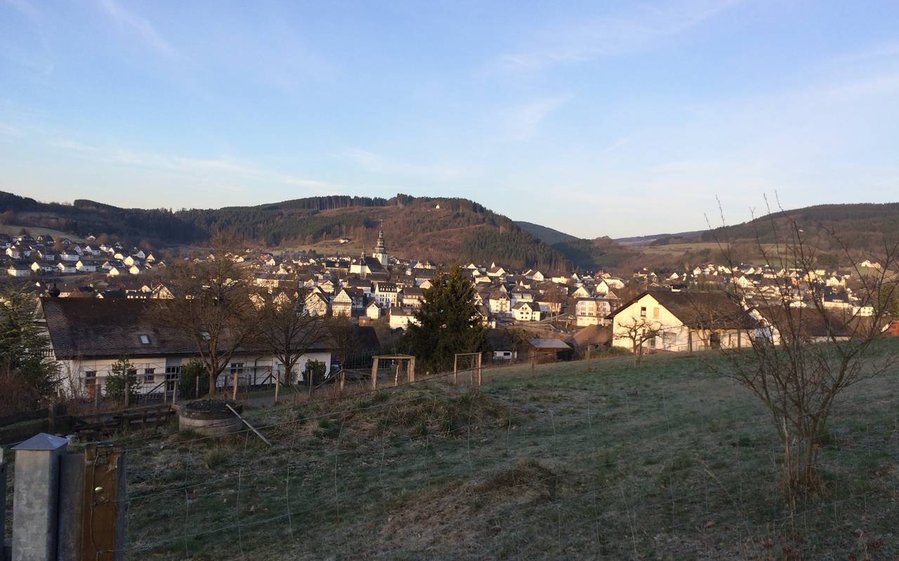 Ein Blick auf Hallenberg mit der Pfarrkirche St. Heribert.