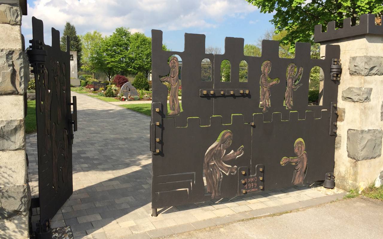Der Eingang zum Friedhof von Wennemen.