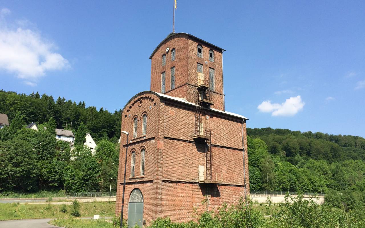 Der Essigturm in Brilon-Wald steht auf einer Industriebrache und steht unter Denkmalschutz. Er soll in das Konzept des entstehenden Gewerbegebiets mit einbezogen werden. Der Essigturm ist das einzige, was noch aus der "DEGUSSA"-Zeit übriggeblieben ist.
