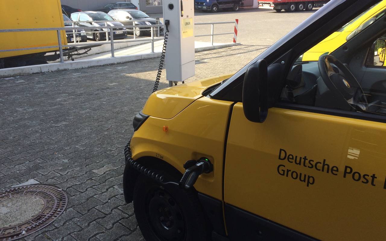 Das Elektroauto der Post (Scooter) ist eine Eigenentwicklung der Post und wird sein Febr./März 2017 in Arnsberg und Bestwig getestet. Das Elektro-Postauto (Scooter) ist speziell von der Post für die Post konstruriert worden.