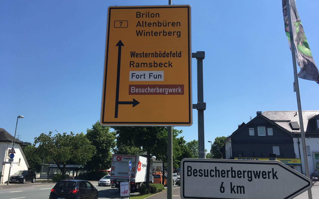 Aufgenommen im Juni 2019Straßenschild an der Durchgangsstraße Bestwig kurz vor dem Bahnhof.