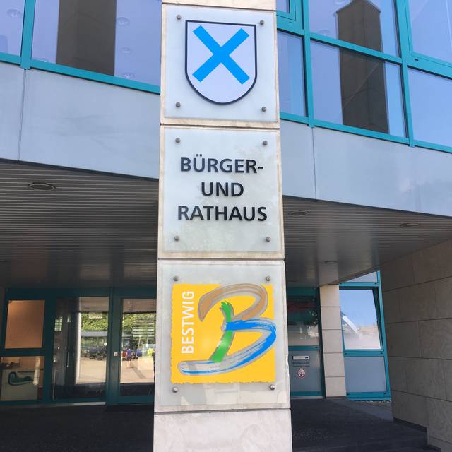 Aufgenommen im Juni 2019
Pfeiler vor dem Rathaus in Bestwig