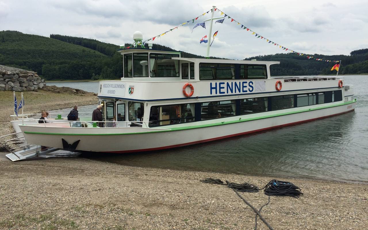 Die MS Hennesee auf dem Hennesee hat kurzfristig einen anderen Namen, weil der Bräutigam Hennes heißt.