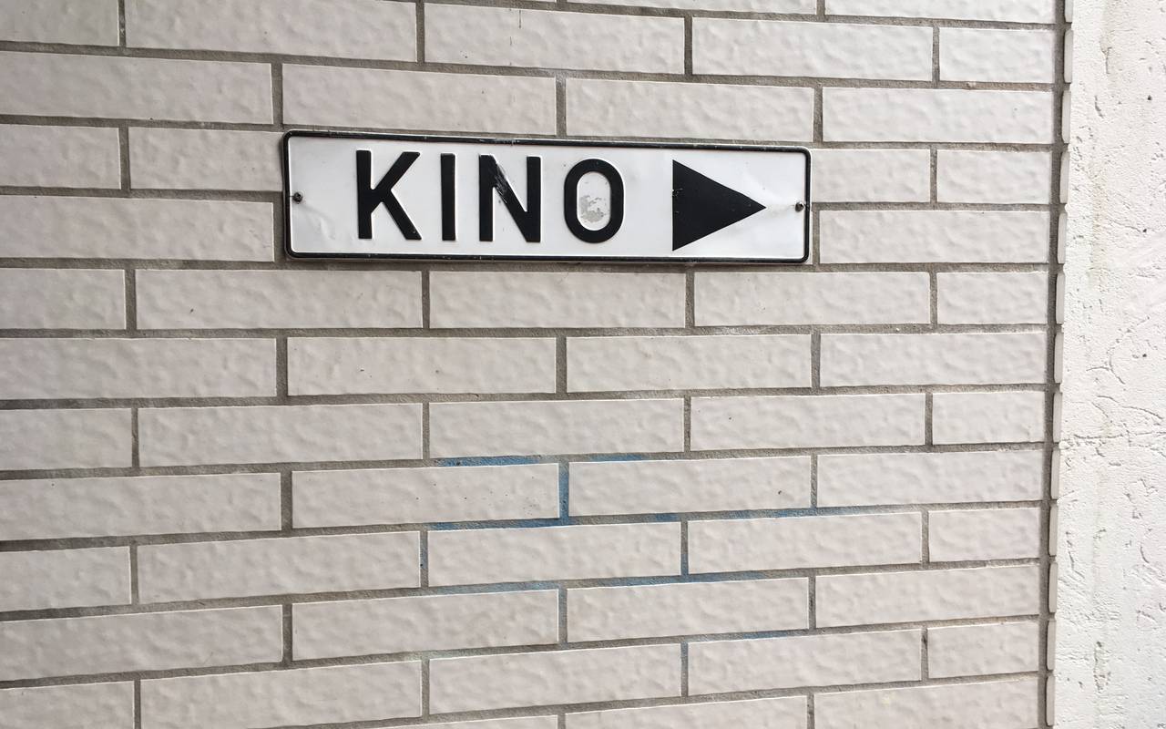 Aufgenommen im Juni 2019 in MeschedeWegweiser zum Kinoeingang