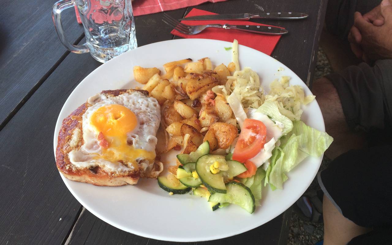 Die "Graf-Stolberg-Hütte" zwischen Willingen-Usseln und Medebach-Titmaringhausen auf dem Hohen Pön. Hier ein typisches Essen von der rustikalen Speisekarte.