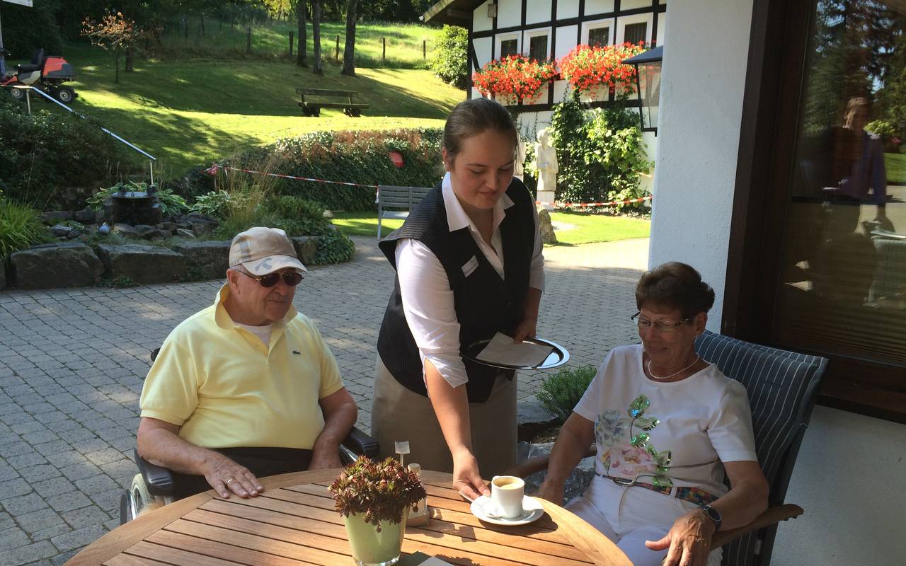 Johanna Leber (Mitte) ist Auszubildende im ersten Lehrjahr im "Jagdhaus Wiese" in Schmallenberg-Jagdhaus. (August 2016)