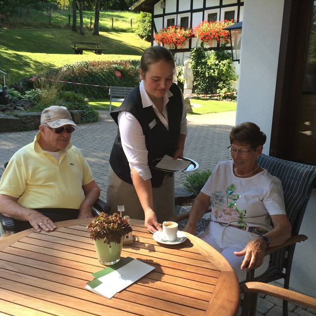 Johanna Leber (Mitte) ist Auszubildende im ersten Lehrjahr im "Jagdhaus Wiese" in Schmallenberg-Jagdhaus.  (August 2016)