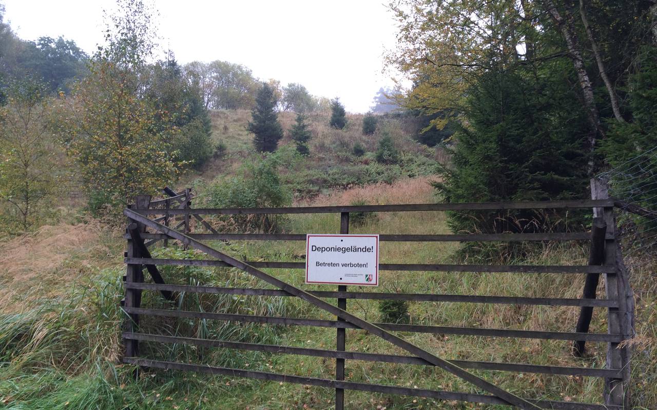 Die Deponie Lattenberg zwischen Arnsberg-Oeventrop und Hirschberg soll voraussichtlich bis 2020/21 vollständig abberäumt werden. Sie ist abgesichert und droht abzurutschen.Die vom Abrutschen bedrohte Deponie Lattenberg ist vollständig abgeriegelt, zahlreiche Wanderwege in der Umgebung gesperrt.