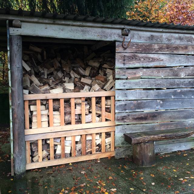 Kaminholz fertig gespalten in einer Schütte.