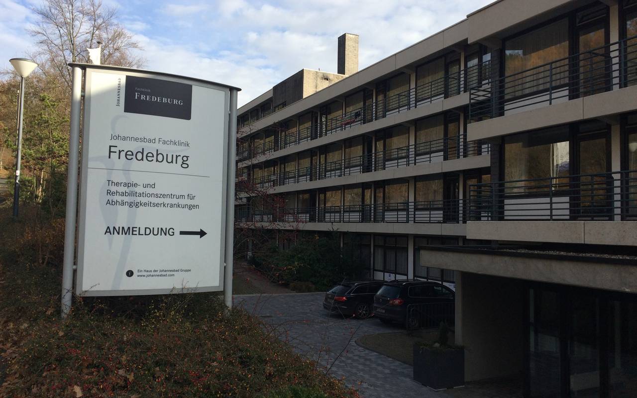 Die Johannesbad Fachklinik Fredeburg ist ein Therapie-und Rehazentrum für Abhängigkeitserkrankungen.Die Fachklinik Fredeburg gehört zur Johannesbad-Gruppe, die noch die Fachklinik Hochsauerland und die Holthauser Mühle betreibt.