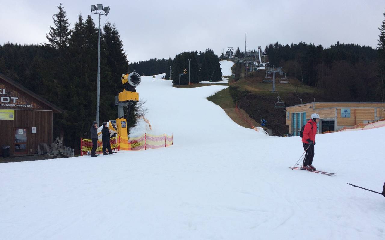 Inmitten grüner Wälder laufen in Winterberg zur Zeit 16 Lifte auf Kunstschnee. Hier am Poppenberg bei Möppis Hütte (19.12..2016).