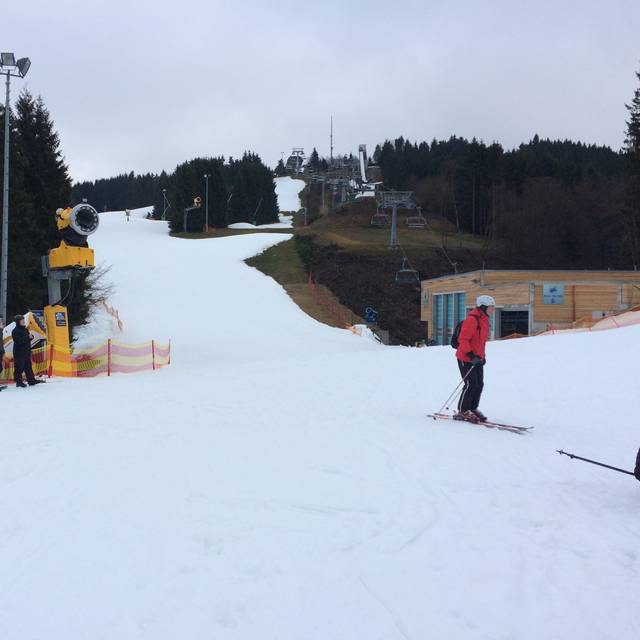 Inmitten grüner Wälder laufen in Winterberg zur Zeit 16 Lifte auf Kunstschnee. Hier am Poppenberg bei Möppis Hütte (19.12..2016).