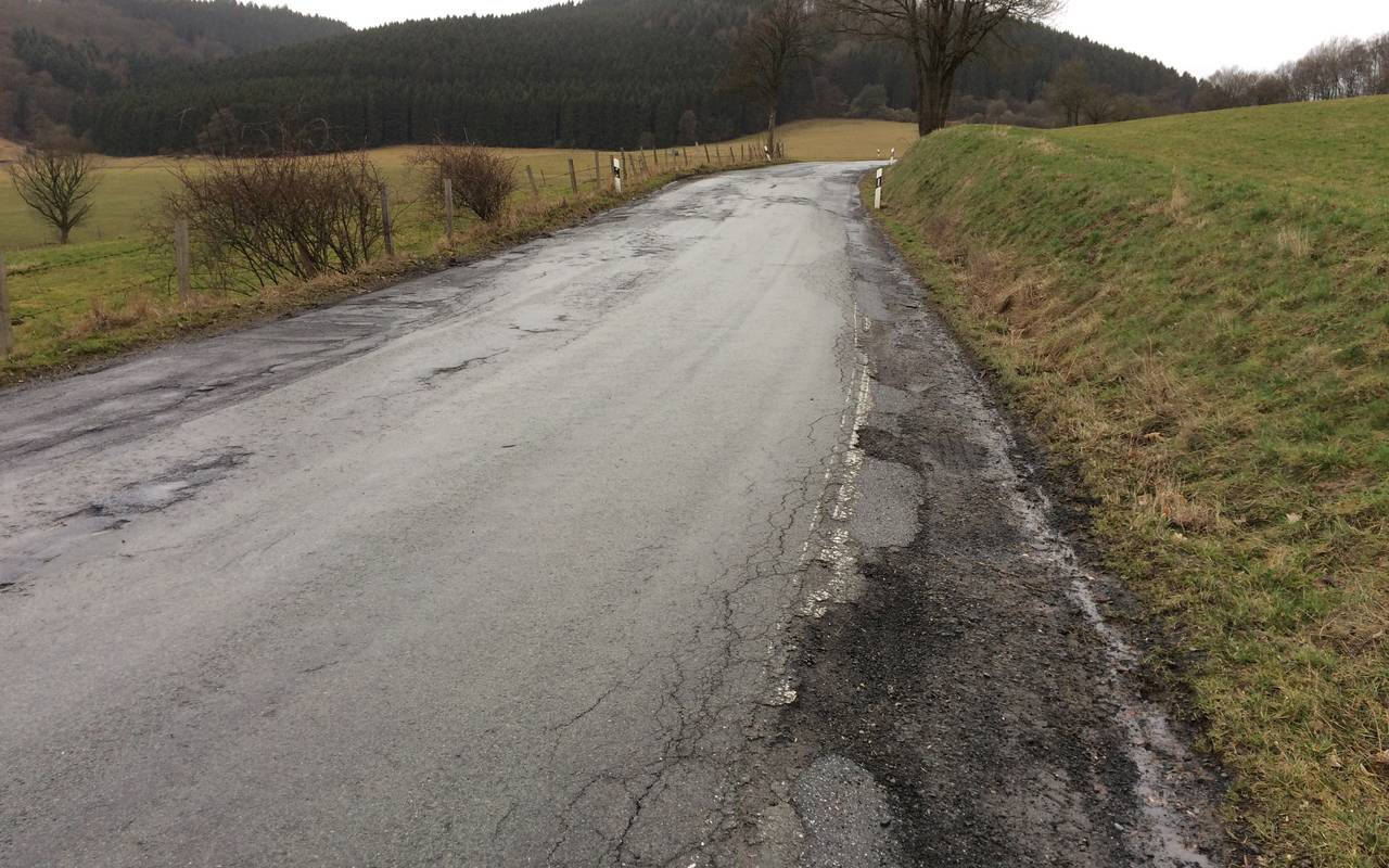 Schlaglöcher auf der Landstraße zwischen Wenholthausen und Meschede-Grevenstein.