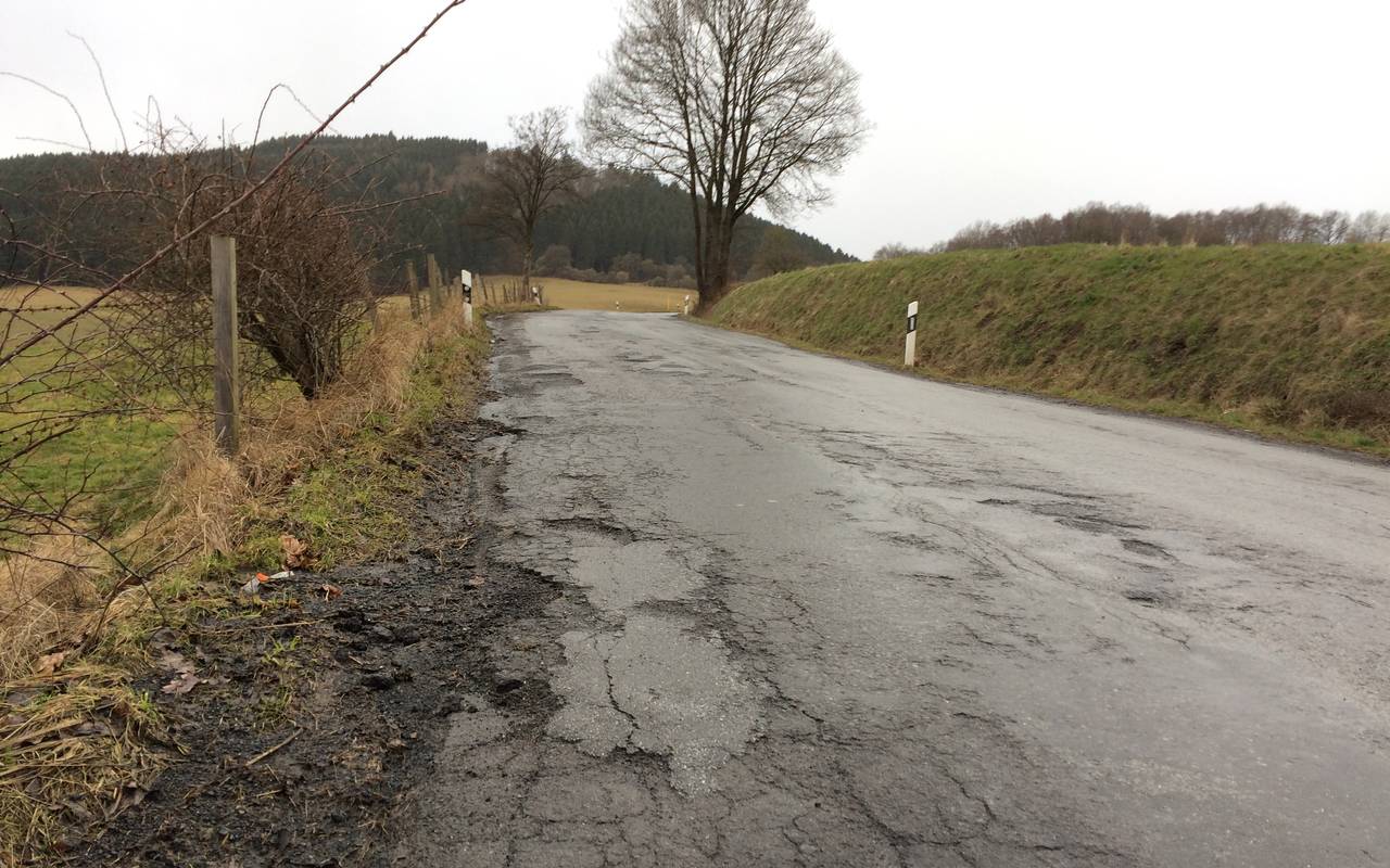 Schlaglöcher auf der Landstraße zwischen Wenholthausen und Meschede-Grevenstein.