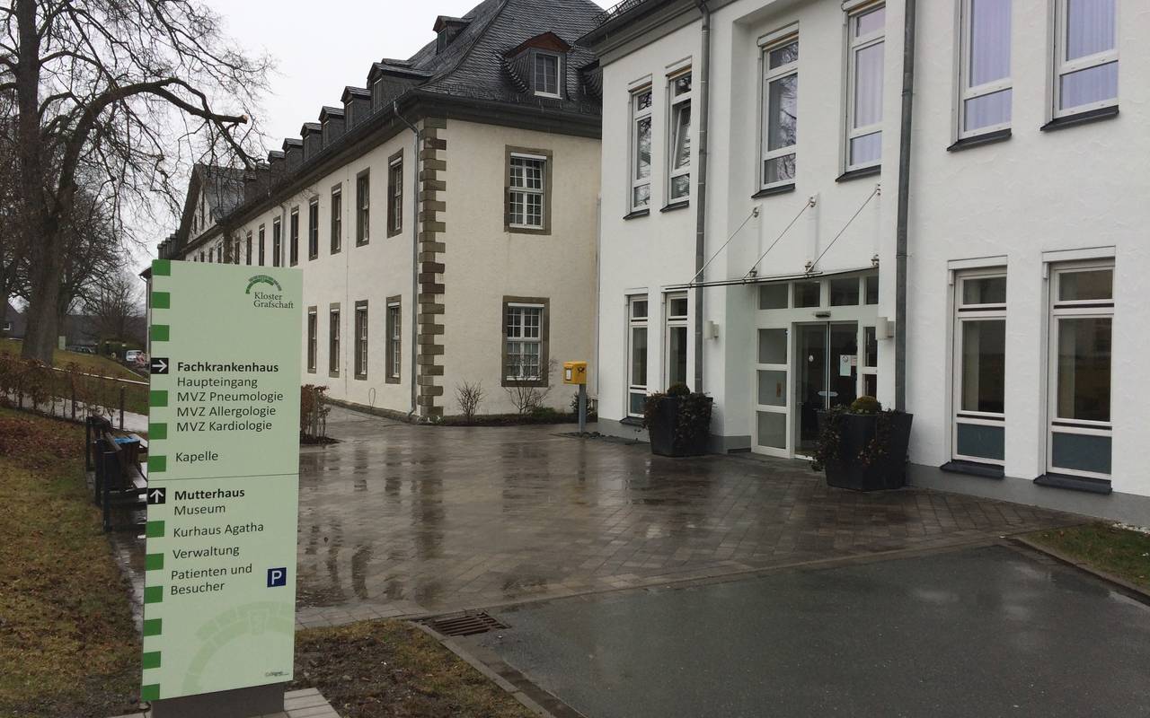 Das Krankenhaus Kloster Grafschaft ist spezialisiert auf Lungenkrankheiten und Allergien.
