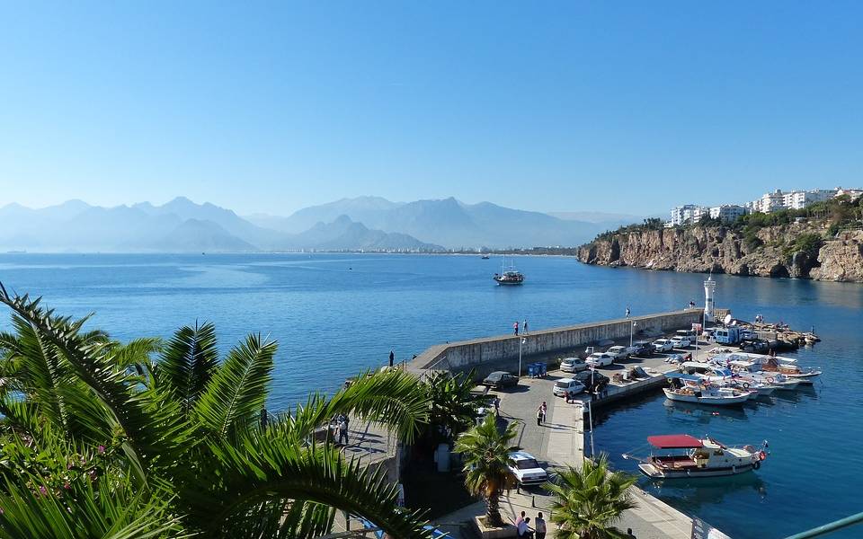 Das Bild zeigt den Hafen von Antalya an der türkischen Riviera.