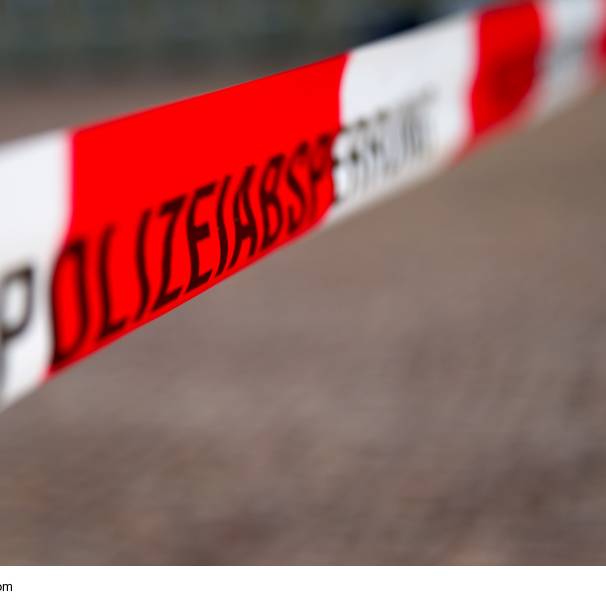 Ein Absperrband der Polizei in Nahaufnahme (Symbolbild).
