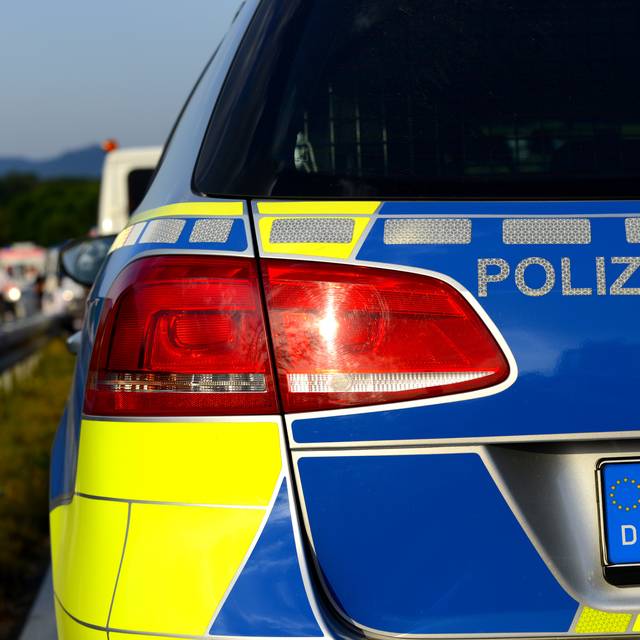 Ein Einsatzfahrzeug der Polizei (Symbolbild).Bei Verwendung in Social Media muss die Bildquelle am Bild genannt werden; bei Verwendung als Nachrichtenbild spielt das System diese automatisch mit aus.