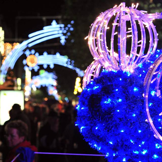 In der Gelsenkirchener Innenstadt wird am 19. November 2010 der Weihnachtsmarkt eröffnet und die neue Weihnachtsbeleuchtung erstmalig in Betrieb genommen.