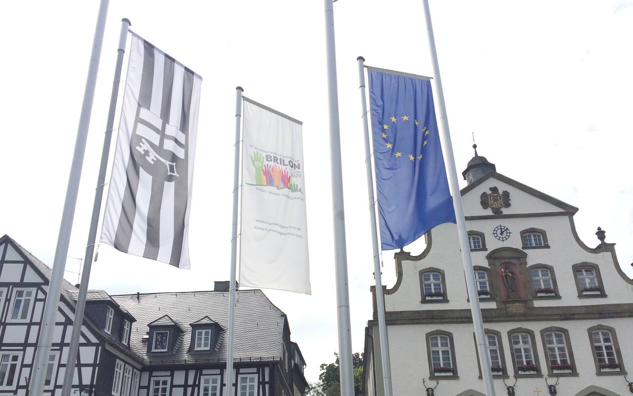 Die Hansetage Brilon finden vom 04.-07.06.2020 in Brilon statt. Das Bild zeigt Hansefahnen vor dem Briloner Rathaus.