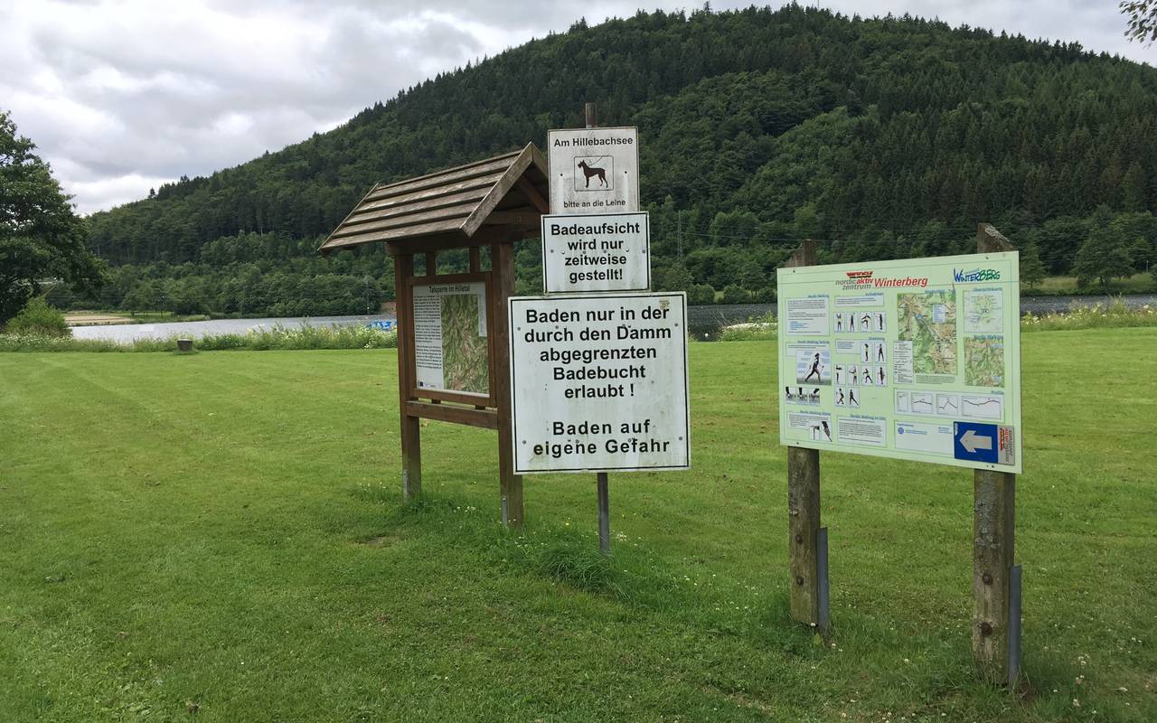 Der Hillebachsee liegt in Winterberg-Niedersfeld. Der Weg rundum ist 1,6 km lang, es gibt ein Strandbistro ("A la cable") und eine Wasserski-Cableanlage und Wakeboard-Anlage. Auerßdem ein Strandbad und demnächst ein Multifunktionsfeld, das im Winter zur Schlittschuhbahn wird.