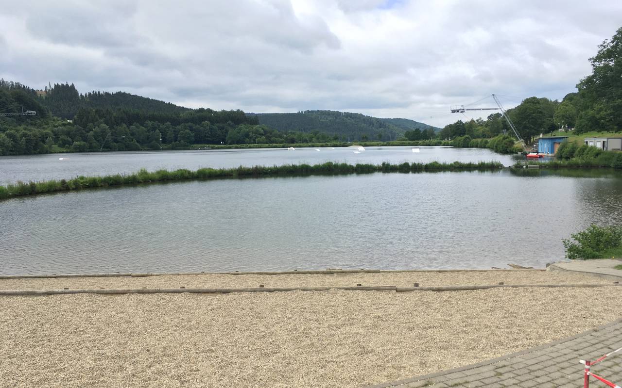 Der Hillebachsee liegt in Winterberg-Niedersfeld. Der Weg rundum ist 1,6 km lang, es gibt ein Strandbistro ("A la cable") und eine Wasserski-Cableanlage und Wakeboard-Anlage. Auerßdem ein Strandbad und demnächst ein Multifunktionsfeld, das im Winter zur Schlittschuhbahn wird.
