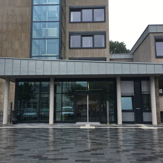 Der Umbau des Rathaus-Eingangs in Meschede ist abgeschlossen und nun barrierefrei.