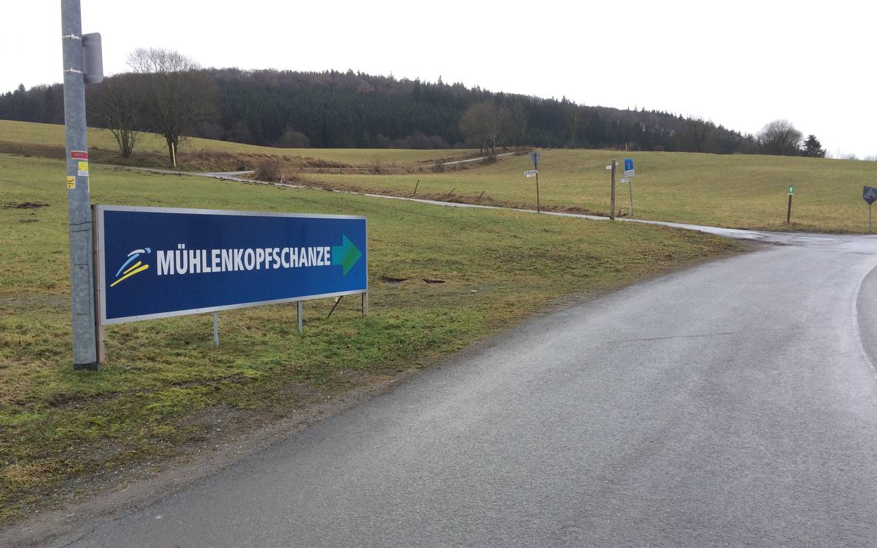 Die Mühlenkopfschanze in Willingen 3 Wochen vor dem Skispringen 2018. Hinweisschild zur Schanze.