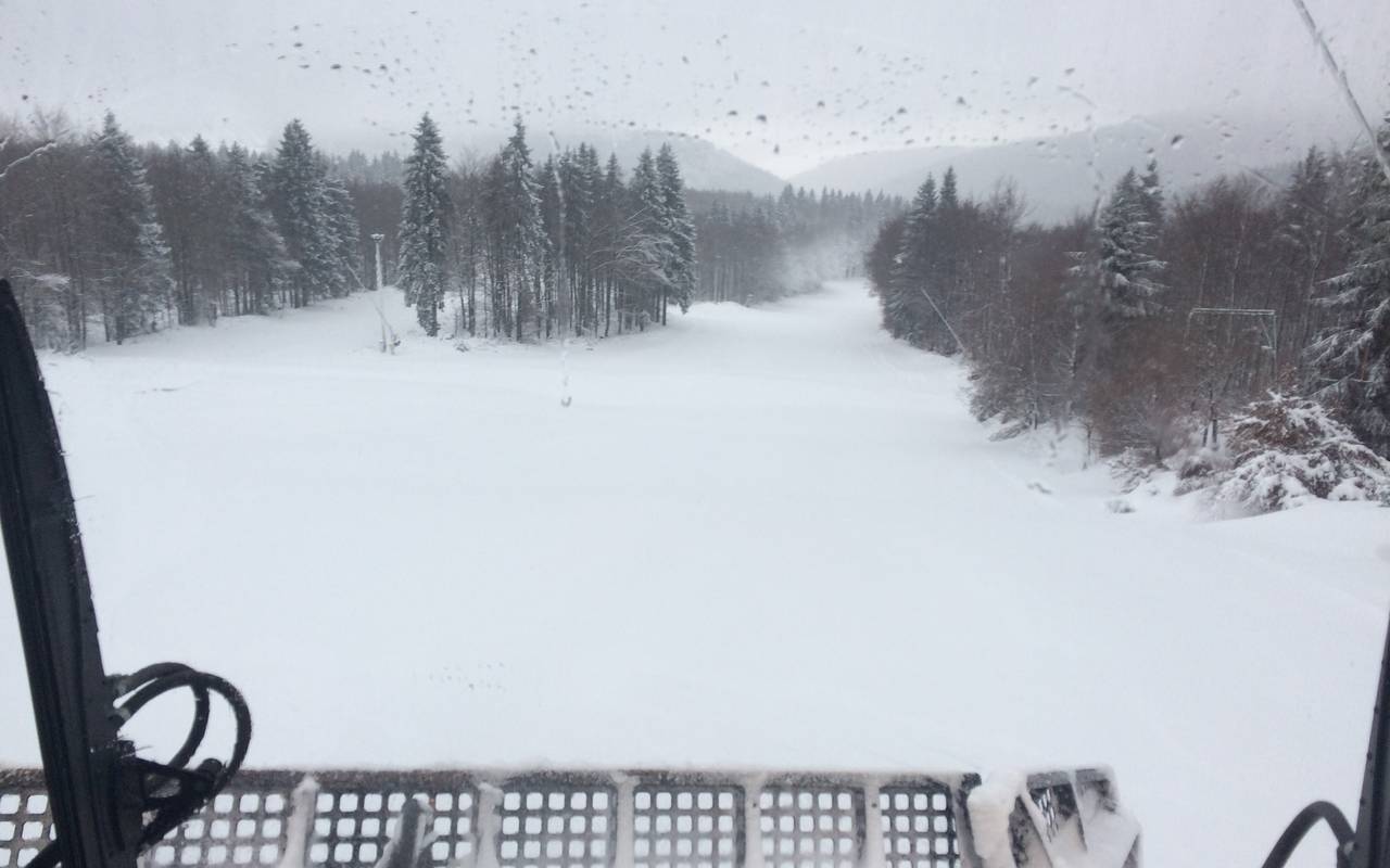 Blick aus der Raupe auf's Skigebiet Hunau.