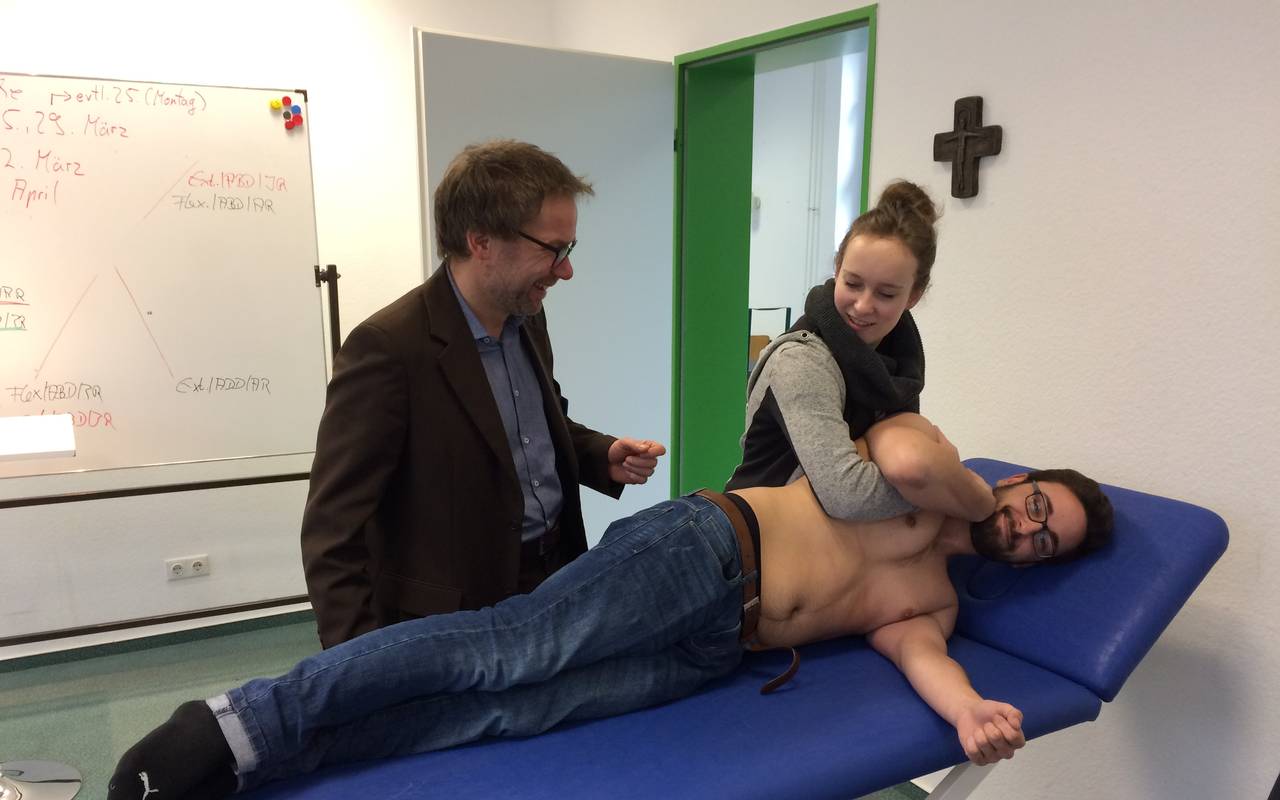 Die Bildungsakademie für Therapieberufe ist in Bestwig, Träger ist der Orden der "Schwestern der Heiligen Maria Magdalena Postel (SMMP) und die Elisabeth-Klinik in Bigge. Die Ausbildung ist zum Physio-oder Ergotherapeuten seit Mitte 2017 schuldgeldfrei. Das hat einen erheblichen Boom der Anmeldezahlen bei der Akademie zur Folge.
Auf dem Bild Akademieleiter Andreas Pfläging, Schülerin Paulina Dröge und Schüler Leon Kurek (auf der Liege).