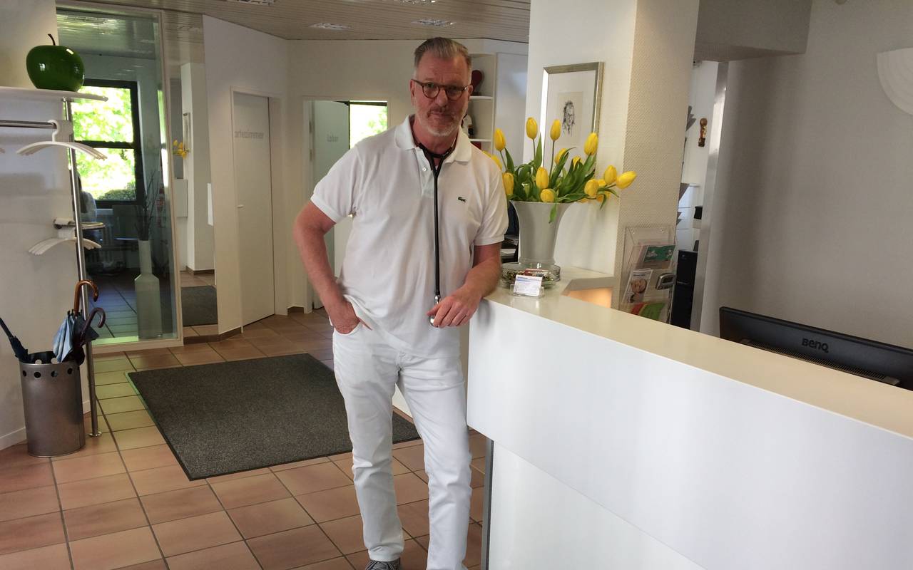 Dr. Gisbert Breuckmann ist Vorsitzender des Verwaltungsbezirks Arnsberg der Ärztekammer Westfalen. Außerdem betreibt er eine allgemeinmedizinische Praxis in Meschede-Freienohl. Er steht am "Tresen" seiner Praxis.