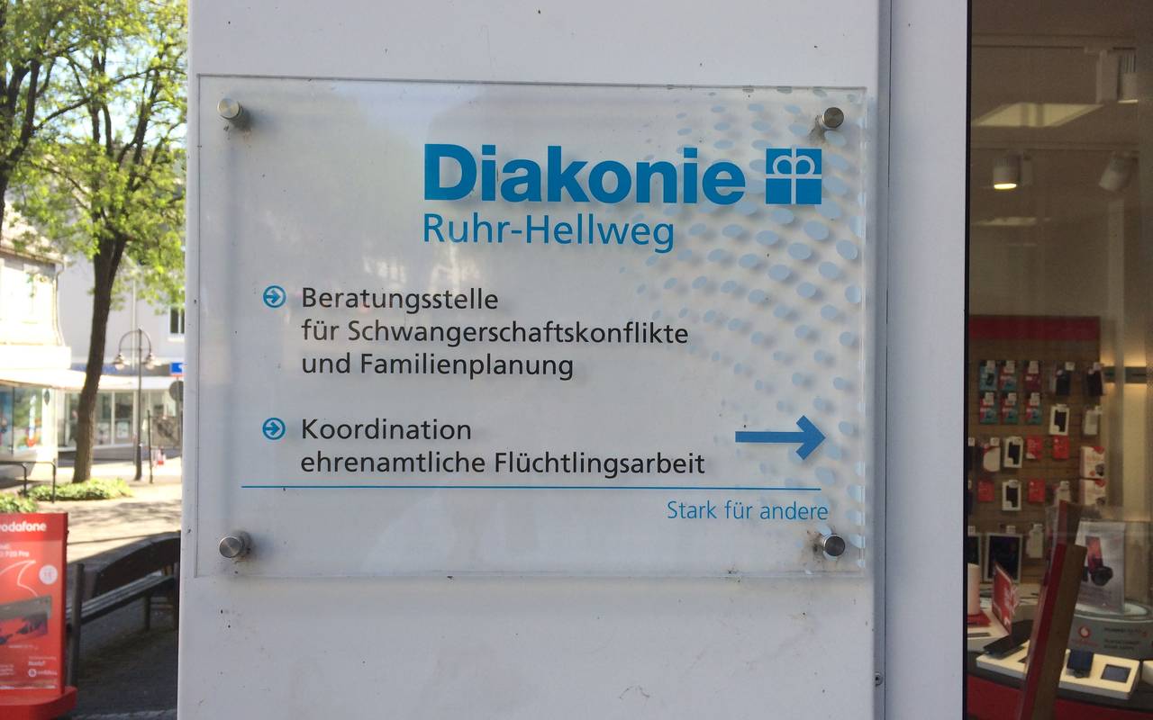 Schild der Diakonie Ruhr-Hellweg in Brilon bzgl. Schwangerenberatung, Schwangerschaftskonfliktberatung, Beratung für Familien-und Lebensfragen.