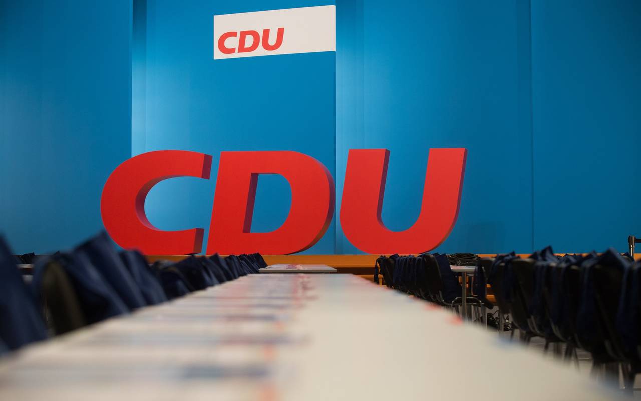 CDU Logo Tische Stühle Parteitag