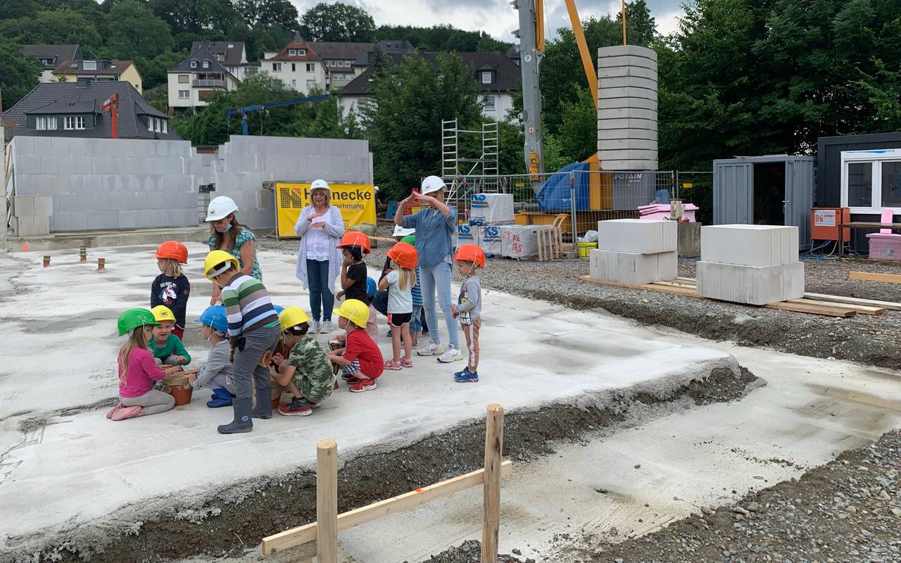 Die Kinder durften beim Spatenstich in Arnsberg dabei sein.