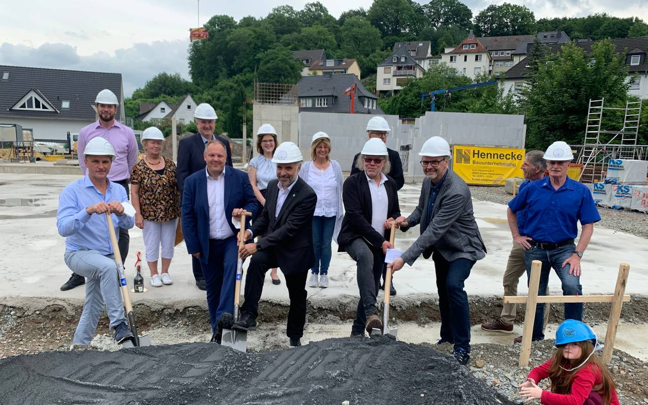 Alle Verantwortlichen für den Sportbahnhof haben am Dienstag den ersten Spatenstich gefeiert.