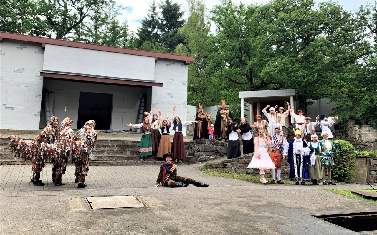 Die Spielschar der Freilichtbühne Hallenberg mit dem "Gestiefelten Kater"