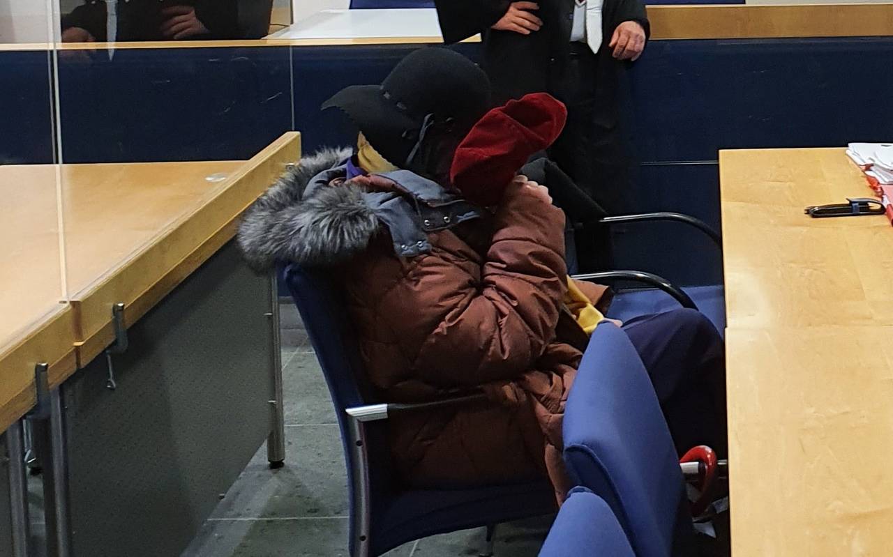 Die Angeklagte trat im Prozess mit einem großen, schwarzen Hut auf, der ihr Gesicht verdeckt.