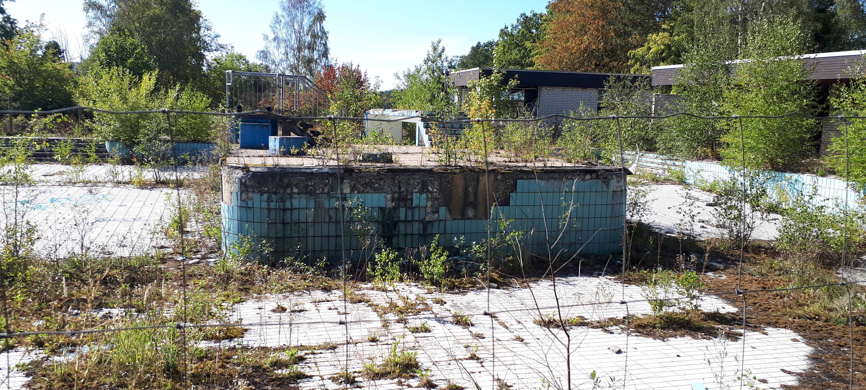 Sundern: Abriss des ehemaligen Freibades in Amecke beginnt