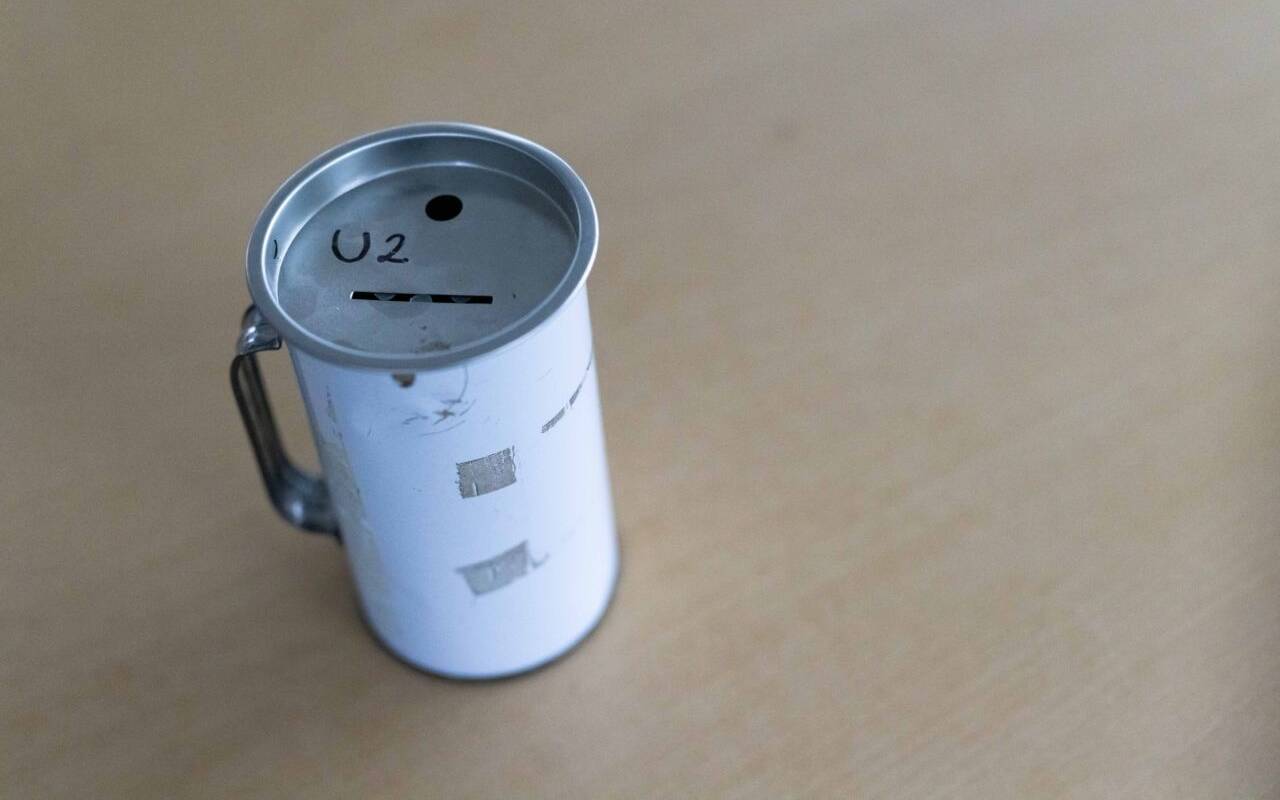 ILLUSTRATION - Eine Dose zum Sammeln von Spenden steht auf einem Tisch. In Vorweihnachtszeit wird besonders viel gespendet